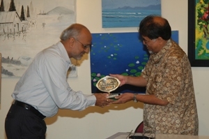 Shri. Suhas Bahulkar felicitate photographer Sateesh Paknikar at Artfest 09, Indiaart Gallery at Artfest 09, Indiaart Gallery